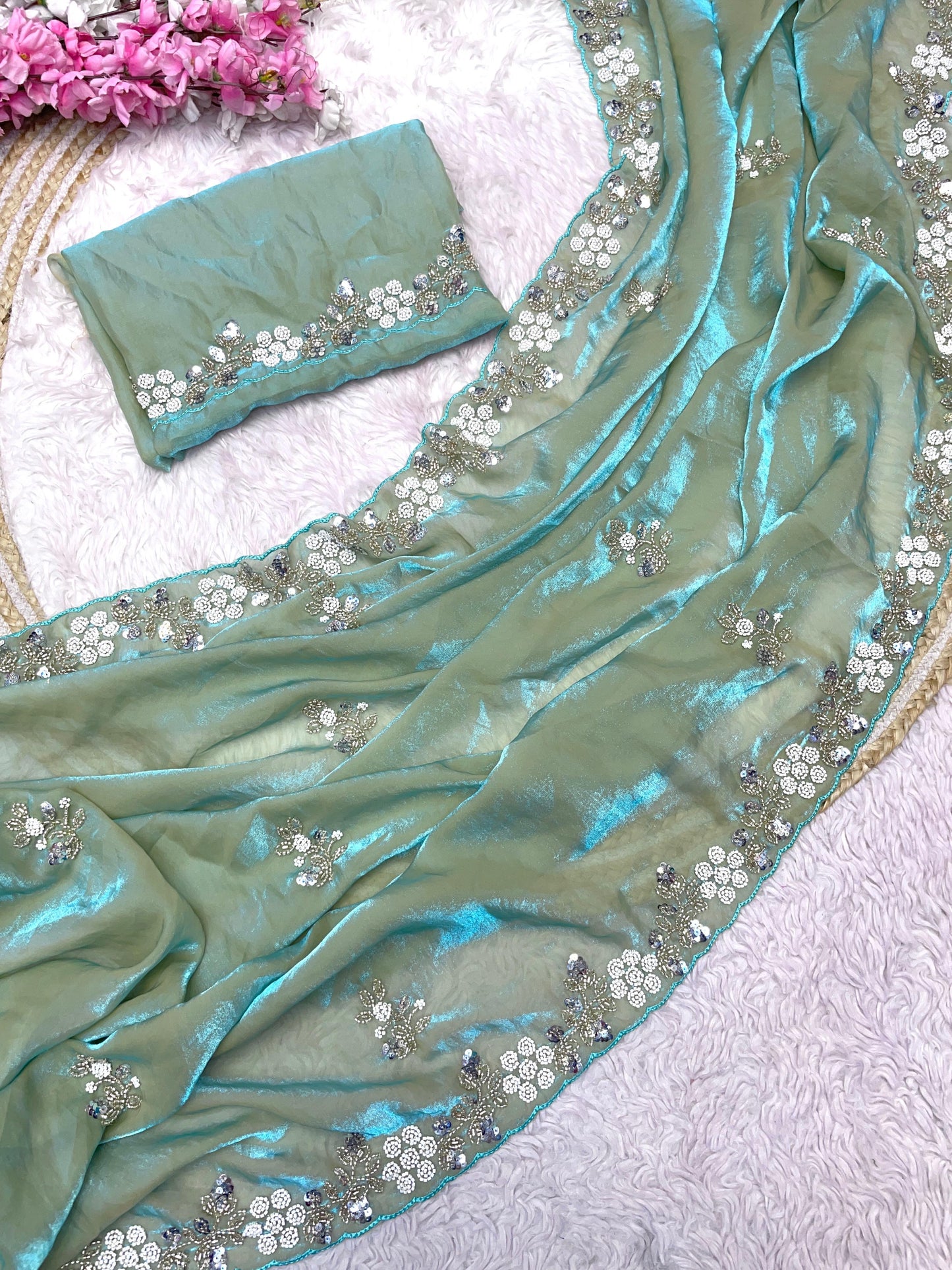 Beautiful Sequence Brits C- pallu work along with all over arco bodar FS101