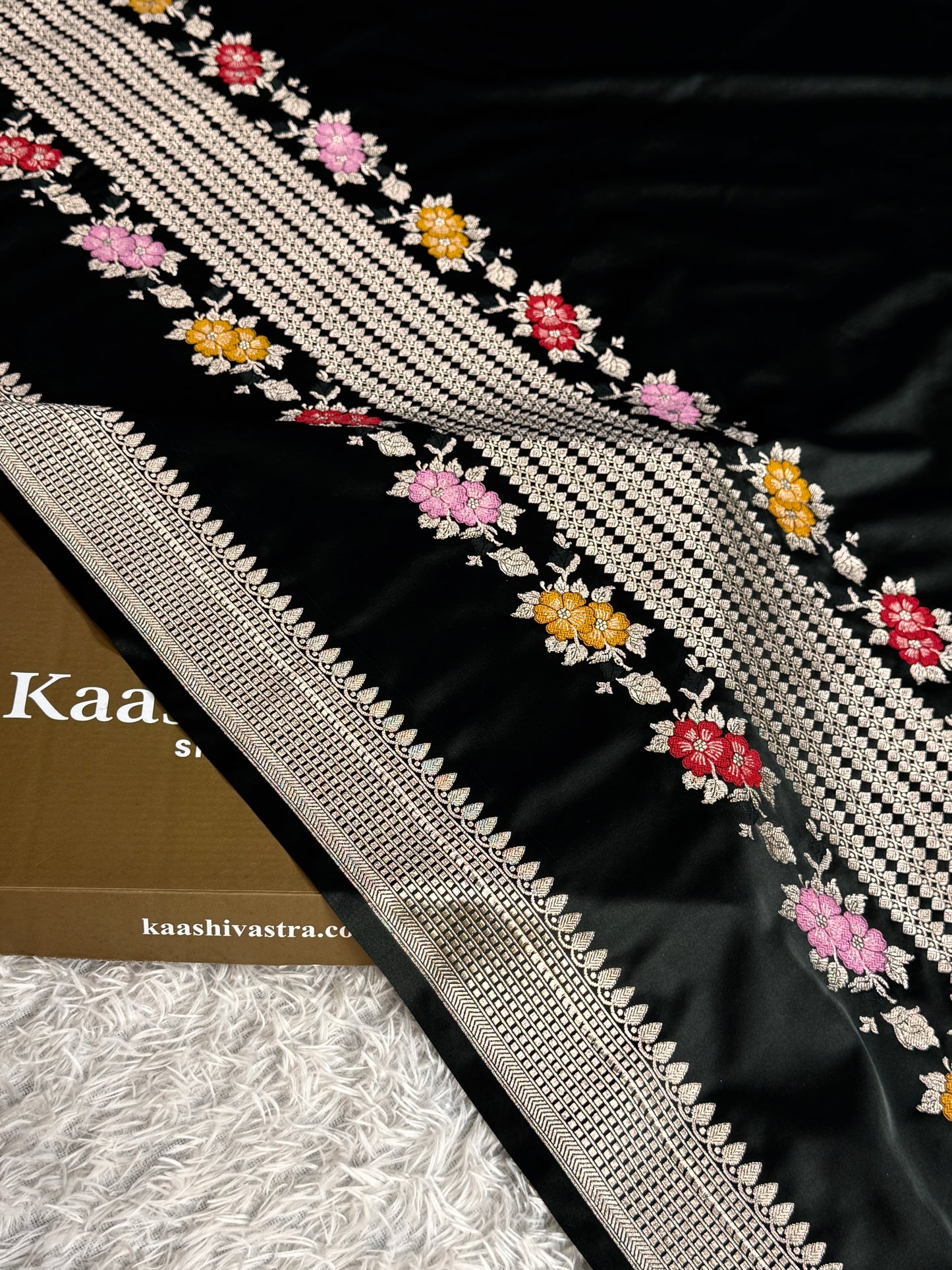 Black colour premium Banarasi tilfi Mashru katan silk saree MK332