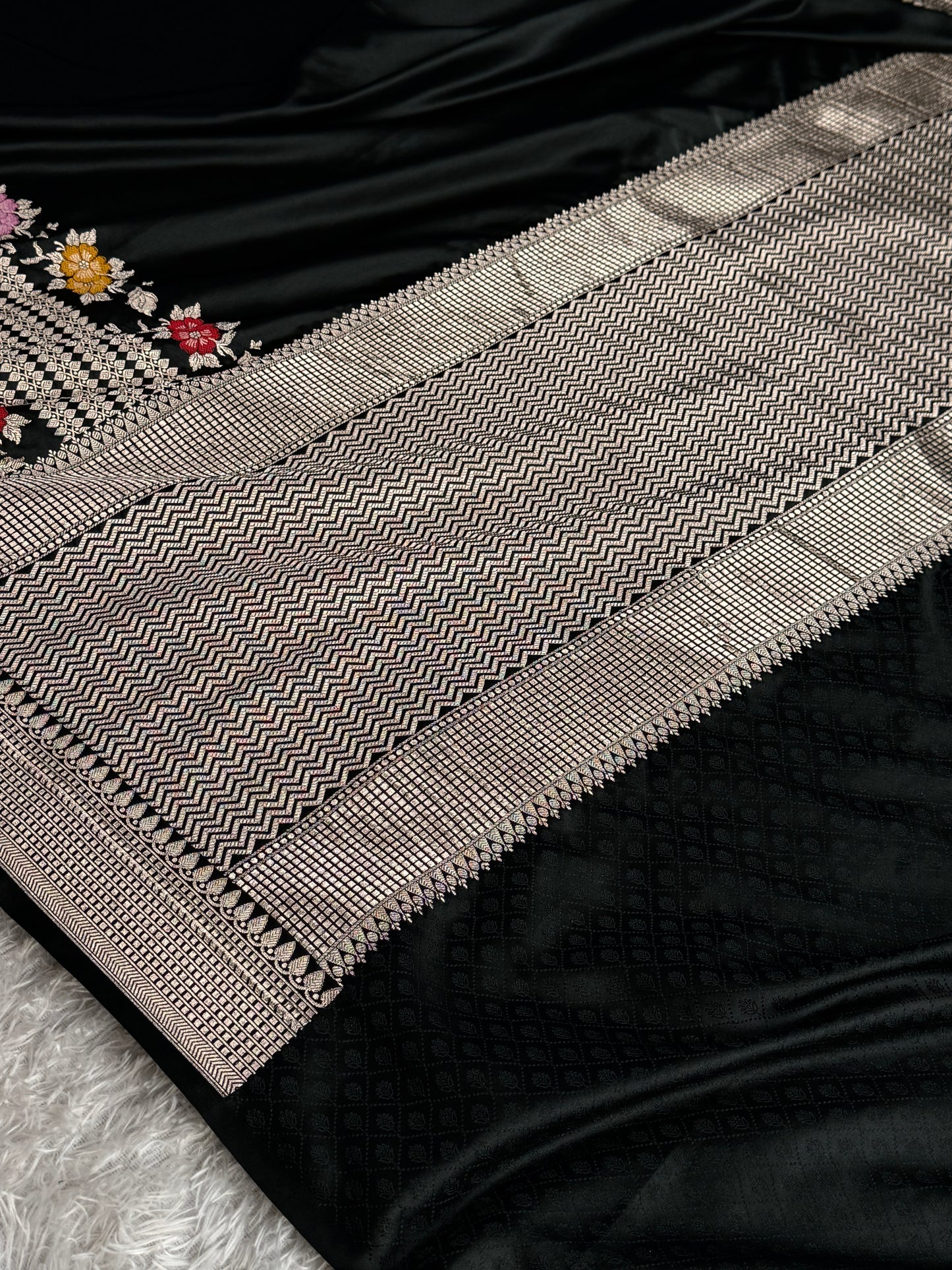 Black colour premium Banarasi tilfi Mashru katan silk saree MK332